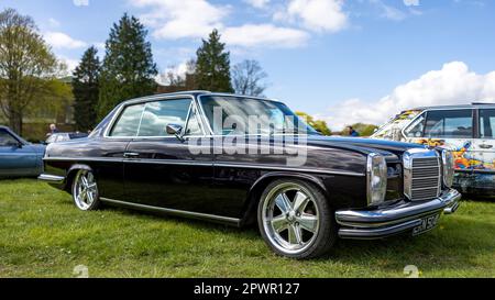 1971 Mercedes Benz 250 CE „EKN 504K“ auf dem April Scramble im Bicester Heritage Centre am 23. April 2023. Stockfoto