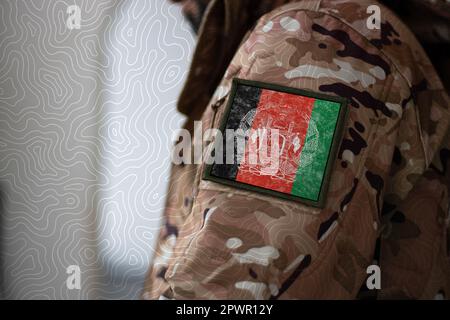 Afghanischer Soldat. Soldat mit der Flagge Afghanistan, afghanische Flagge auf einer Militäruniform. Tarnkleidung Stockfoto
