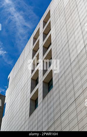 Das Louis Stein Center for Law and Ethics der Fordham University und die McKeon Hall fusionieren in der 150 West 62. Street, gegenüber vom Lincoln Center. Stockfoto