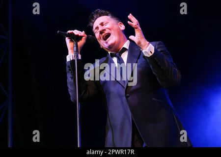 Tony Hadley tritt beim Cheltenham Jazz Festival am 29. April 2023 auf Stockfoto