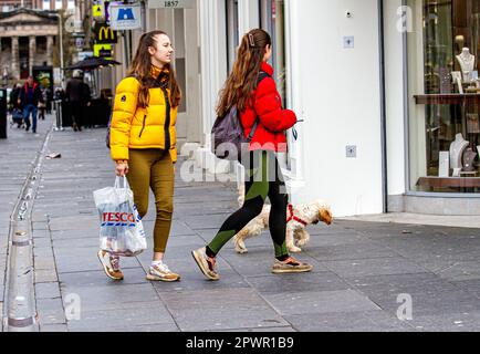 Dundee, Tayside, Schottland, Großbritannien. 1. Mai 2023. Wetter in Großbritannien: Der Nordosten Schottlands erlebte einen angenehmen und luftigen Feiertag an der Bank. Anfang Mai haben ein paar stilvolle Frauen das Frühjahrswetter genutzt, um den Vormittag im Stadtzentrum von Dundee zu verbringen und dabei ihren Alltag zu verbringen und eine gute Zeit zum Einkaufen zu haben. Kredit: Dundee Photographics/Alamy Live News Stockfoto