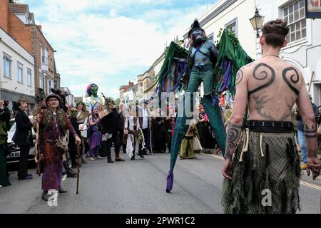 Glastonbury, Somerset, Großbritannien. 1. Mai 2023 Magische Geister, führt die Prozession. Die heidnischen Beltane-Feierlichkeiten finden jedes Jahr zwischen dem Frühling und dem Sommerfrühstück am 1. Mai statt. Die Leute treffen sich, ziehen sich grün an, genießen eine Parade, Musik und Tanz. Das Festival hat seine Wurzeln in den frühen gälischen Saisonfeiern und passt gut zu der neuen Altersgemeinschaft, die diese kleine Stadt Somerset anzieht. Sie versammeln sich am Marktkreuz in der Stadt, der Maimast wird dem Maikönig und der Maikönigin übergeben, die zusammen mit den Grünen den Maimast zum Kelchbrunnen tragen. Kredit: Herr Standfast/Alam Stockfoto