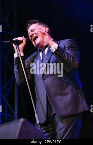 Tony Hadley tritt beim Cheltenham Jazz Festival am 29. April 2023 auf Stockfoto