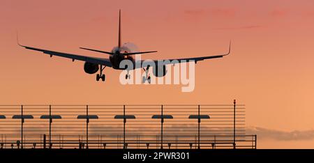 Flugzeug landet auf der Landebahn vor dem Hintergrund des Sonnenuntergangs. Konzept oder konzeptionelle schwarze Flugzeug-, Flugzeug- oder Flugzeugsilhouette, die bei Sonnenuntergang über dem Himmel fliegt Stockfoto