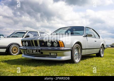 BMW M635 CSI, ausgestellt auf der April Scramble im Bicester Heritage Centre am 23. April 2023. Stockfoto