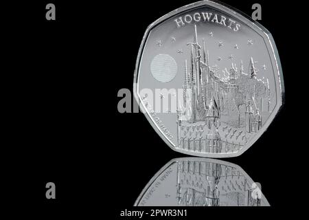 Die 4.-Dollar-Harry-Potter-50p-Münze mit Hogwarts School of Witchcraft & Wizardy auf der Rückseite und King-Charles-III-Porträt auf der Oberseite Stockfoto