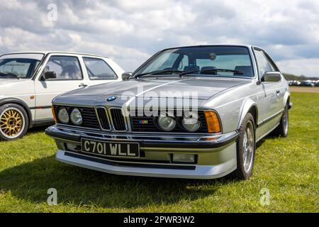 BMW M635 CSI, ausgestellt auf der April Scramble im Bicester Heritage Centre am 23. April 2023. Stockfoto