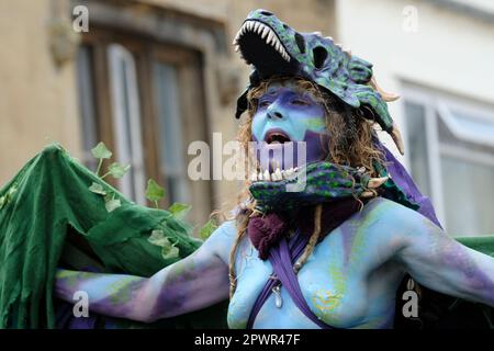 Glastonbury, Somerset, Großbritannien. 1. Mai 2023 Magische Geister, führt die Prozession. Die heidnischen Beltane-Feierlichkeiten finden jedes Jahr zwischen dem Frühling und dem Sommerfrühstück am 1. Mai statt. Die Leute treffen sich, ziehen sich grün an, genießen eine Parade, Musik und Tanz. Das Festival hat seine Wurzeln in den frühen gälischen Saisonfeiern und passt gut zu der neuen Altersgemeinschaft, die diese kleine Stadt Somerset anzieht. Sie versammeln sich am Marktkreuz in der Stadt, der Maimast wird dem Maikönig und der Maikönigin übergeben, die zusammen mit den Grünen den Maimast zum Kelchbrunnen tragen. Kredit: Herr Standfast/Alam Stockfoto