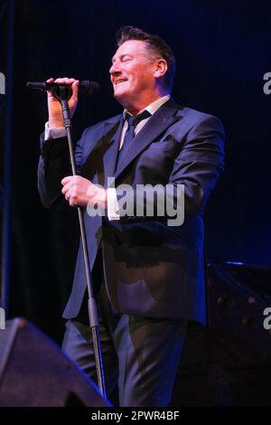 Tony Hadley tritt beim Cheltenham Jazz Festival am 29. April 2023 auf Stockfoto