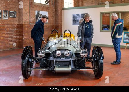 Morgan Super 3, ausgestellt im Morgan Works Bicester am 23. April 2023. Stockfoto