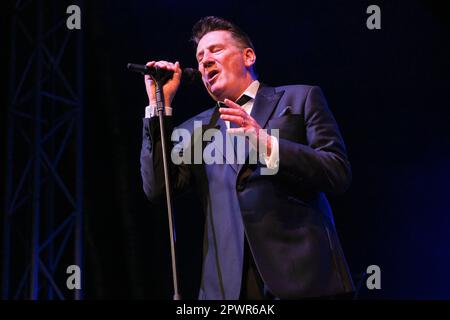 Tony Hadley tritt beim Cheltenham Jazz Festival am 29. April 2023 auf Stockfoto