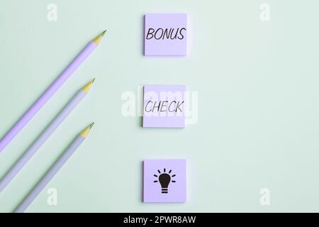 Schild mit Bonusscheck, konzeptionelles Foto etwas zusätzlich zu dem, was erwartet wird oder unbedingt fällig ist Stockfoto