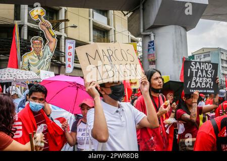 Während des Protests am Tag der Arbeit in Manila halten Führer, Arbeiter und Aktivisten der Union Schilder für ihre Meinung. Das Hauptziel des Tags der Arbeit ist es, die harte Arbeit und das Engagement der Arbeiterklasse anzuerkennen und gleichzeitig das Bewusstsein für ihre Rechte zu schärfen, um sie vor Ausbeutung zu schützen. Die Arbeiter auf den Philippinen setzen die Regierung unter Druck, die Löhne landesweit zu erhöhen, angesichts der steigenden Preise für Grundstoffe. Einige philippinische Arbeitnehmer sind nach wie vor mit Beschäftigungsproblemen wie niedrigen Löhnen, Unterbeschäftigung, Arbeitslosigkeit und Misshandlung von Wanderarbeitnehmern konfrontiert. (Foto: Ryan Eduard Benaid / Stockfoto