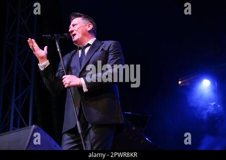 Tony Hadley tritt beim Cheltenham Jazz Festival am 29. April 2023 auf Stockfoto