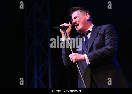 Tony Hadley tritt beim Cheltenham Jazz Festival am 29. April 2023 auf Stockfoto