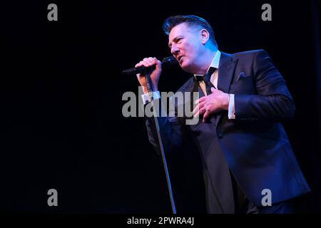 Tony Hadley tritt beim Cheltenham Jazz Festival am 29. April 2023 auf Stockfoto