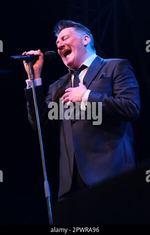 Tony Hadley tritt beim Cheltenham Jazz Festival am 29. April 2023 auf Stockfoto