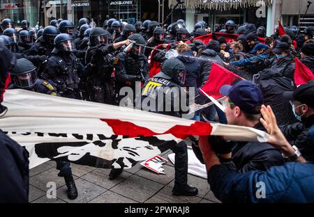 Stuttgart, Deutschland. 01. Mai 2023. Am Labor Day (1. Mai) stoßen Polizeieinheiten bei der „revolutionären Demo vom 1. Mai“ der Linken auf Demonstranten - es wird auch Pfefferspray verwendet. Außerhalb der Kundgebung des Deutschen Gewerkschaftsbunds (DGB) fand auch am Labor Day die "revolutionäre Maitag-Demo" der Linken statt. Kredit: Christoph Schmidt/dpa/Alamy Live News Stockfoto