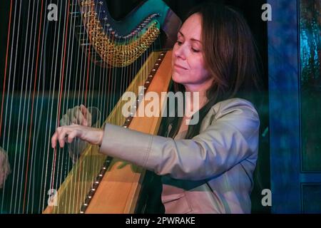 Jazzharpistin Amanda Whiting tritt beim Cheltenham Jazz Festival auf, 28. April 2023 Stockfoto