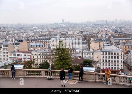 Paris, Frankreich - 19. Januar 2022: Unvergleichlicher Panoramablick auf Paris vom Hügel Montmartre, dem höchsten Punkt der Stadt. Stockfoto