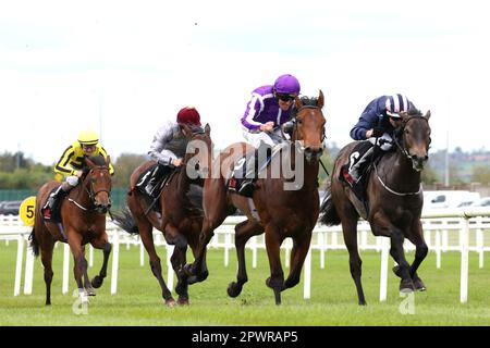 Seine Majestät reitet von Jockey Seamie Heffernan (Mitte rechts) und gewinnt den First-Flier-Einsatz auf der Rennbahn Curragh, County Kildare. Foto: Montag, 1. Mai 2023. Stockfoto