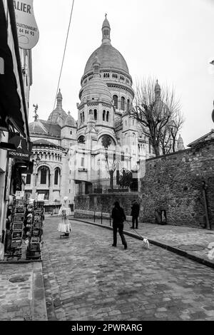 Paris, Frankreich - 19. Januar 2022: Blick auf die Straße von Montmartre, einem der lebhaftesten und beliebtesten Viertel von Paris, der französischen Hauptstadt. Stockfoto