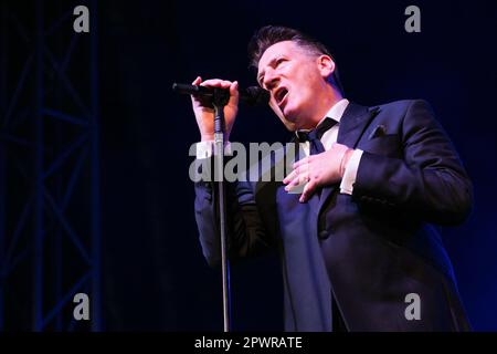 Tony Hadley tritt beim Cheltenham Jazz Festival am 29. April 2023 auf Stockfoto