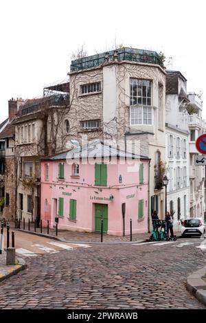 Paris, Frankreich - 19. Januar 2022: Blick auf die Straße von Montmartre, einem der lebhaftesten und beliebtesten Viertel von Paris, der französischen Hauptstadt. Stockfoto