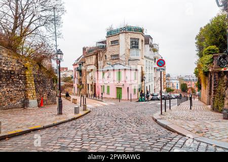 Paris, Frankreich - 19. Januar 2022: Blick auf die Straße von Montmartre, einem der lebhaftesten und beliebtesten Viertel von Paris, der französischen Hauptstadt. Stockfoto