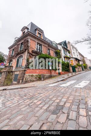 Paris, Frankreich - 19. Januar 2022: Blick auf die Straße von Montmartre, einem der lebhaftesten und beliebtesten Viertel von Paris, der französischen Hauptstadt. Stockfoto