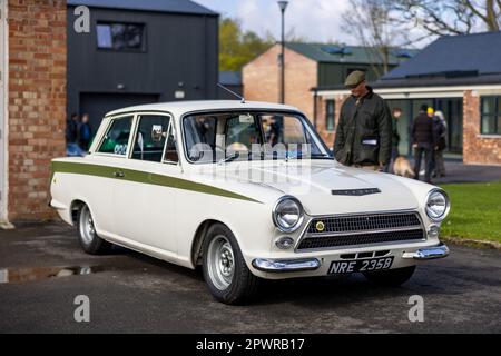 1964 Ford Cortina „NRE 235B“ auf der April Scramble im Bicester Heritage Centre am 23. April 2023. Stockfoto