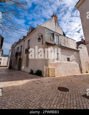 Orleans, Frankreich - 21. JANUAR 2022: Straßenblick mit typischer Architektur in Orleans, der Präfektur des Departements Loiret und der Region Centre- Stockfoto