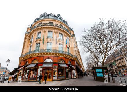 Paris, Frankreich - 22. Januar 2022: Allgemeiner Blick auf die Straße von Paris, der französischen Hauptstadt. Typisch französische Architektur und Blick auf die Stadt. Stockfoto