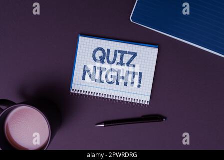 Schild mit Quiz Night, Word für abendlichen Wissenstest zwischen Einzelpersonen Stockfoto