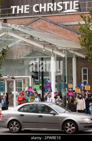 Manchester, Großbritannien. 1. Mai 2023 Manchester UK. Krankenschwestern streiken im Christie Cancer Hospital Manchester North West Vereinigtes Königreich.selbst mit Empfehlungen des Royal College of Nursing Union stimmten die Mitglieder des RCN mit einer Mehrheit von 54% für weitere Streikaktionen. Bild: Garyroberts/worldwidefeatures.com Kredit: GaryRobertsphotography/Alamy Live News Stockfoto