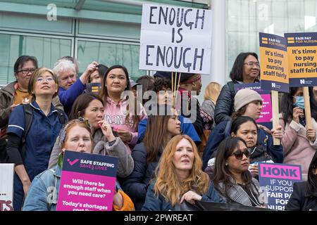Krankenschwestern streiken an der offiziellen Streikpostenlinie vor dem UCL Hospital, protestieren gegen faire Bezahlung und Arbeitsbedingungen im NHS. London - 1. Mai 2023 Stockfoto