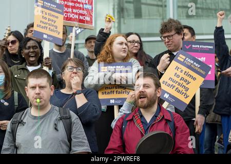 Krankenschwestern streiken an der offiziellen Streikpostenlinie vor dem UCL Hospital, protestieren gegen faire Bezahlung und Arbeitsbedingungen im NHS. London - 1. Mai 2023 Stockfoto