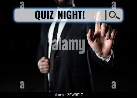 Schild mit Quiz-Nacht, Wort am Abend geschrieben Test Wissenswettbewerb zwischen Einzelpersonen Stockfoto