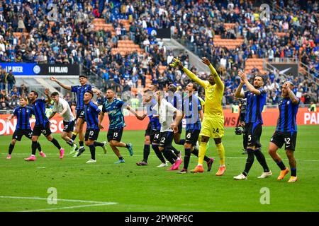 Mailand, Italien. 30., 2023. April. Die Spieler von Inter feiern den Sieg nach dem Spiel der Serie A zwischen Inter und Lazio bei Giuseppe Meazza in Mailand. (Foto: Gonzales Photo - Tommaso Fimiano). Stockfoto