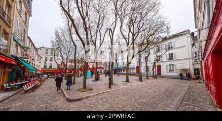 Paris, Frankreich - 22. JANUAR 2022: Der Place du Tertre ist ein Platz im 18. Arrondissement von Paris. Im Herzen von Montmartre ist es weltberühmt für Stockfoto