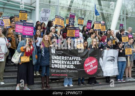 Krankenschwestern streiken an der offiziellen Streikpostenlinie vor dem UCL Hospital, protestieren gegen faire Bezahlung und Arbeitsbedingungen im NHS. London - 1. Mai 2023 Stockfoto