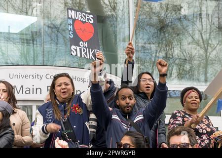 Krankenschwestern streiken an der offiziellen Streikpostenlinie vor dem UCL Hospital, protestieren gegen faire Bezahlung und Arbeitsbedingungen im NHS. London - 1. Mai 2023 Stockfoto