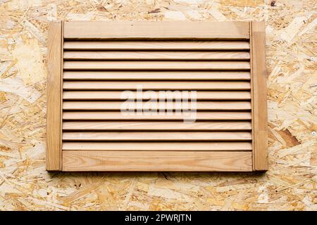 Holzjalousien an den Fenstern der Sommerduschkabine aus OSB. Stockfoto