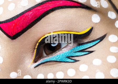 Foto einer jungen Frau mit professionellem Pop-Art-Make-up. Kreativer Schönheitsstil. Im Studio aufgenommene Fotos. Schließen Stockfoto