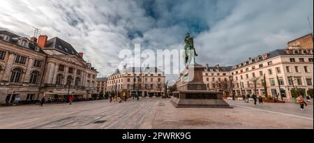 Orleans, Frankreich - 21. JANUAR 2022: Martroi Square, wo sich eine Reiterstatue von Jeanne d'Arc befindet, ist der Hauptplatz von Orleans, Frankreich. Stockfoto