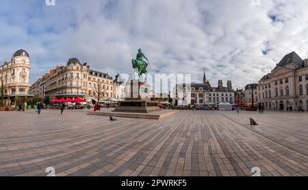 Orleans, Frankreich - 21. JANUAR 2022: Martroi Square, wo sich eine Reiterstatue von Jeanne d'Arc befindet, ist der Hauptplatz von Orleans, Frankreich. Stockfoto