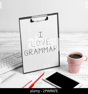 Schild mit der Aufschrift „I Love Grammar“, „Business Approach Act of Bewundering System“ und „Structure of Language“ Stockfoto