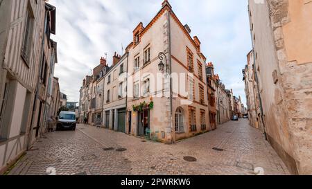 Orleans, Frankreich - 21. JANUAR 2022: Straßenblick mit typischer Architektur in Orleans, der Präfektur des Departements Loiret und der Region Centre- Stockfoto