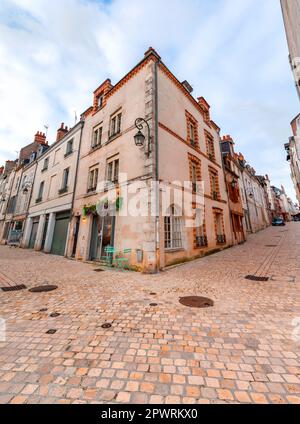 Orleans, Frankreich - 21. JANUAR 2022: Straßenblick mit typischer Architektur in Orleans, der Präfektur des Departements Loiret und der Region Centre- Stockfoto