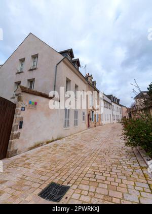 Orleans, Frankreich - 21. JANUAR 2022: Straßenblick mit typischer Architektur in Orleans, der Präfektur des Departements Loiret und der Region Centre- Stockfoto